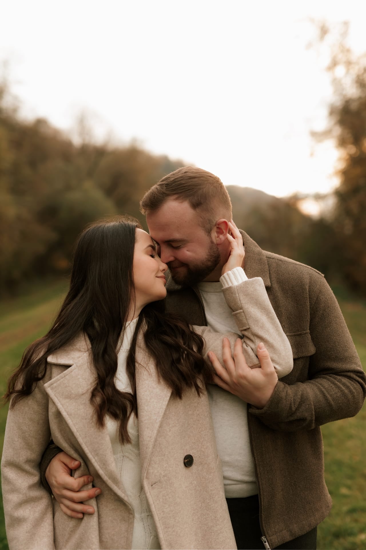 Michal a Andrea z fotografického dua Dve Duše v nežnom objatí v jesennej krajine — svadobní a pároví fotografi zo Slovenska